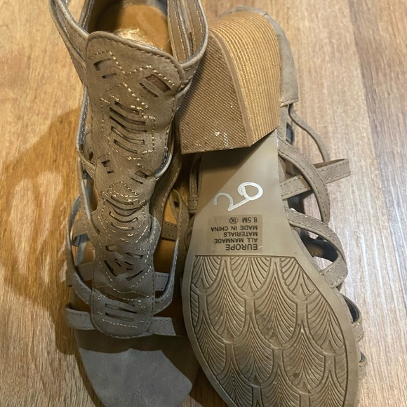 Brown suade shoes only used once or twice - Picture 4 of 5